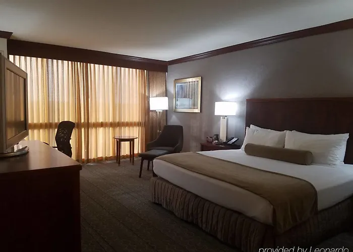 Crowne Plaza Southern Hills 4*